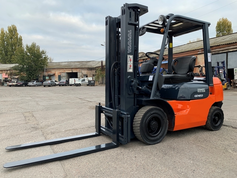 Автопогрузчик/автонавантажувач Toyota с мачтой триплекс  и боковым смещением - <ro>Изображение</ro><ru>Изображение</ru> #3, <ru>Объявление</ru> #1696551