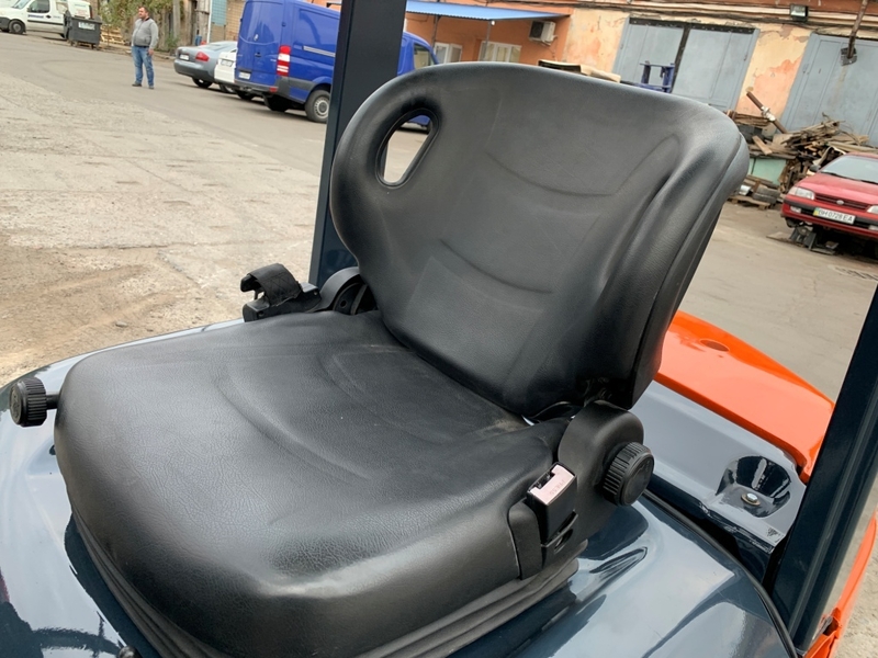 Автопогрузчик/автонавантажувач Toyota с мачтой триплекс  и боковым смещением - <ro>Изображение</ro><ru>Изображение</ru> #8, <ru>Объявление</ru> #1696551